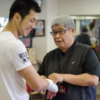 世界タイトルマッチを控える村田諒太（左）。多くのスタッフに支えられている