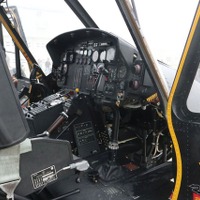 UH-1Jのコックピット。来場者はすわることができる