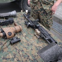 米海兵隊の装備。自動小銃には擲弾筒ランチャーがついている