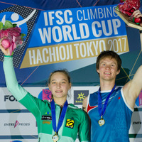 ボルダリングワールドカップ八王子大会で優勝したヤンヤ・ガルンブレット（左）とアレクセイ・ルブツォフ（2017年5月7日）
