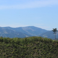 矢祭山山頂からは茨城県の最高峰・八溝山がきれいに見えた。