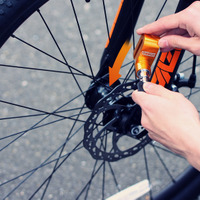 手のひらサイズの自転車・バイク用ロック「コンパクトディスクロック」発売