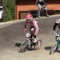 　26回目を迎えるBMX全日本選手権が4月25日に埼玉県秩父市の秩父滝山サイクルパークで開催され、エリート男子で三瓶将廣が優勝し、2年連続の全日本チャンピオンとなった。スタートから優位に立った三瓶は、途中で吉村樹希敢にパスされたものの最終コーナーで再びトップ