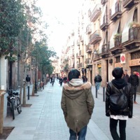 【オビナタの世界放浪記】卓球とビリヤードと生ハム…バルセロナの安宿にて同窓会 画像