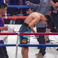 WBA世界ミドル級王座決定戦、アッサン・エンダムに判定負けした村田諒太。試合後に観客席に頭を下げる（2017年5月20日）