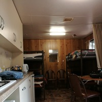 キャンプサイトのコテージの一室