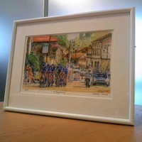 　ツール・ド・フランスを描いたアートフレームが「サイクルスタイルショップ」通販で好評だ。ツール・ド・フランスを自転車で追いかけて16年になるイラストレーター・小河原政男画伯の作。旅行中に撮影した写真と自らの記憶を材料に、ツールの風景画を描いたもの。
　