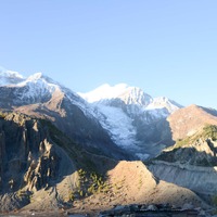 残雪と新雪で山は雪帽子をかぶる