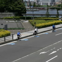 横浜開港祭で道路左端のブルーレーンをサイクリング…自転車の定位置をアピール