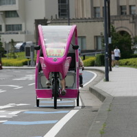 横浜開港祭で道路左端のブルーレーンをサイクリング…自転車の定位置をアピール