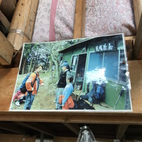 見晴茶屋には片山右京の写真も。かつてはF1のつなぎやヘルメットもあったという