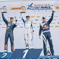 レッドブル・エアレース千葉2017で室屋義秀（中央）が優勝（2017年6月4日）