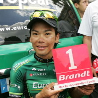 ヨーロッパカーの新城幸也が7月4日に行われたツール・ド・フランス第4ステージで敢闘賞を獲得した。日本勢としては2009年の最終日、パリ・シャンゼリゼで別府史之が獲得して以来2人目