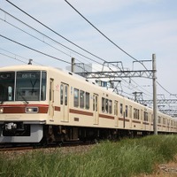 8000形の2代目塗装は8800形（写真）でもほぼ同様のものが採用された。「ベージュ＋茶色細帯」は新京成の「標準色」になった。