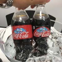 【動画】これからの季節にもってこい！冷えているか一目でわかる「コカ・コーラ」コールドサインボトル 画像