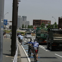 自転車ナビラインがペイントされた道路左端を走行