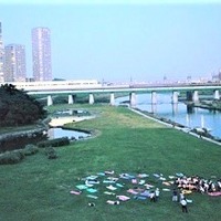 大人から子どもまで参加できるヨガの日イベント「水辺ヨガ 二子玉川」開催 画像