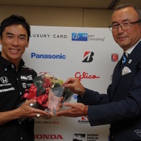 日本モータースポーツ記者会（JMS）から「JMS栄誉賞」を授与された琢磨（右はJMSの高橋二朗会長）。