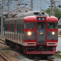 しなの鉄道で運用されている115系。JRから譲り受けた電車だが、しなの鉄道独自の塗装に塗り替えられている。