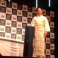 浅田真央さんが6月19日、都内で開催された「エアウィーヴ発売10周年記念パーティー」に花柄の着物姿で出席した。