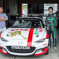 MX-5カップジャパン第3戦、Circuit WOLF＆KOTAの吉田綜一郎選手（右）と漫画家の池沢早人師先生