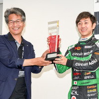 MX-5カップジャパン第3戦、KOTA RACINGの吉田綜一郎選手（左）が優勝