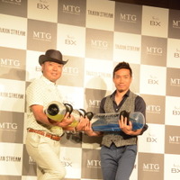 MTGは、水の力を利用して体幹を刺激するトレーニングギア「TAIKAN STREAM」と、姿勢・体幹を整えることを目的としたサポートベルト「Style BX」の発表会を6月20日に都内で開催した。共同開発パートナーとして本製品の開発に携わった、サッカー日本代表の長友佑都選手とプロゴルファーの片山晋呉選手が当日は出席した。