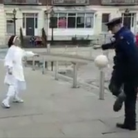 【動画】修道女と警察官がリフティングを披露し合う姿が微笑ましい