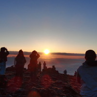 富士山頂でもガンガンつながる、auがLTE通信に対応 画像
