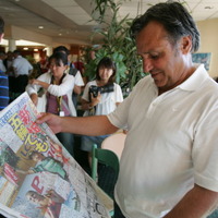 2012年のツール・ド・フランスで東京中日スポーツを読む（ふりをしている）ヨーロッパカーのベルノードー監督