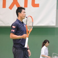 7月19日、錦織圭選手が「LIXIL 錦織チャレンジ」～ユニバーサルテニス体験～と題したイベントにサプライズ参加し、日本女子車いすテニス界の次世代を担う選手の1人、船水梓緒里（しおり）選手や、小学生24名らとボールを打ち合った。