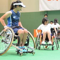 7月19日、錦織圭選手が「LIXIL 錦織チャレンジ」～ユニバーサルテニス体験～と題したイベントにサプライズ参加し、日本女子車いすテニス界の次世代を担う選手の1人、船水梓緒里（しおり）選手や、小学生24名らとボールを打ち合った。