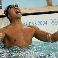 アテネ五輪競泳男子100m平泳ぎで金メダルを獲得した北島康介（2004年08月15日）