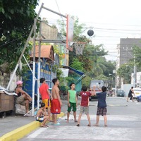 「フィリピンでは全ての道にバスケットゴールが設置されている」説は本当か？ 画像