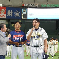 試合を総括するドリーム・ヒーローズの田尾安志監督（左）とザ・プレミアム・モルツ球団の山本浩二監督