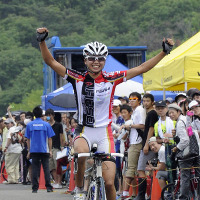 　全日本選手権の女子ロードレースが6月27日に広島県三原市の県立中央森林公園で開催され、サイクルベースあさひの萩原麻由子が距離86.1kmのレースでおよそ80kmを独走して初優勝した。タイムは2時間34分18秒で、まさに圧勝だった。