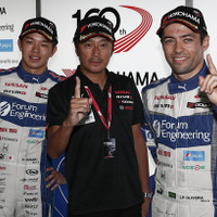 GT500クラスのポールを獲得した佐々木大樹（左）、オリベイラ（右）、近藤真彦監督（中央）。