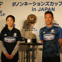 「ダノンネーションズカップ2018 in JAPAN」に注目する大会アンバサダーの前園真聖（右）とゲストの澤穂希