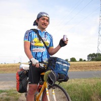 　MTBにキャンプ道具を搭載してツール・ド・フランス全日程を追いかけるイラストレーター、小河原政男が7月6日の第3ステージで観戦する姿が目撃された。勝負どころである最後の石畳み区間で、テントの支柱に日の丸をくくりつけて声援を送ったが、「ラジオシャックのチー