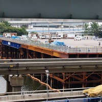 運河の上に大きな桟橋を作って作業スペースを確保している。