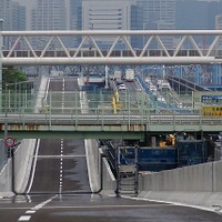 橋の下を通り抜けるため、アップダウンが続く。新設される区間は両方の橋の上を通ることに。