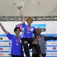 スポーツクライミング世界ユース選手権男子リード（ジュニア）で緒方良行（中央）が優勝。楢崎明智が2位に（2017年9月9日）