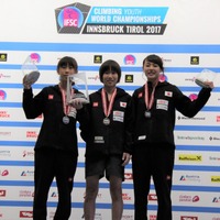 スポーツクライミング世界ユース選手権女子リード（ユースB）で森秋彩（中央）が優勝、2位に谷井菜月（左）、3位に伊藤ふたば（2017年9月7日）