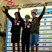 スポーツクライミング世界ユース選手権男子ボルダリング（ジュニア）で緒方良行（中央）が優勝。楢崎明智が2位に（2017年9月2日）