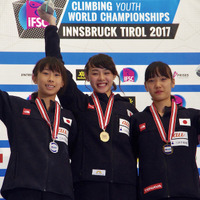 世界ユース選手権女子ボルダリング（ユースB）で伊藤ふたばが優勝（中央）、2位に谷井菜月（左）、3位に地咲希