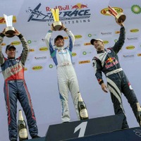 表彰台に立って優勝を喜ぶ室屋選手（中央）。左が2位のマット・ホール選手（オーストラリア）、右が3位のマルティン・ソンカ選手（チェコ）　《写真提供 Red Bull》