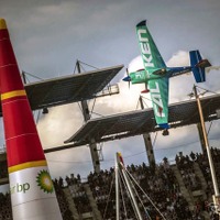 会場上空を飛ぶ室屋選手の機体　《写真提供 Red Bull》