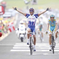 　ツール・ド・フランスは7月16日、ブールドペアジュ～マンド間の210.5kmで第12ステージが行われ、ホアキン・ロドリゲス（31＝スペイン、カチューシャ）がアルベルト・コンタドール（27＝スペイン、アスタナ）との一騎打ちを制して初優勝した。マイヨジョーヌを着るアン