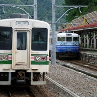 107系（左）は9月限りで定期運行を終了する。