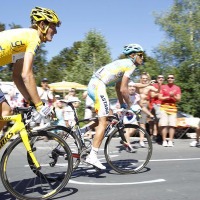　7月18日にピレネー山脈で行われたツール・ド・フランス第14ステージで、アンディ・シュレック（25＝ルクセンブルク、サクソバンク）が区間4位でゴール。総合2位のアルベルト・コンタドール（27＝スペイン、アスタナ）も同タイムの7位でゴールし、シュレックがマイヨジ